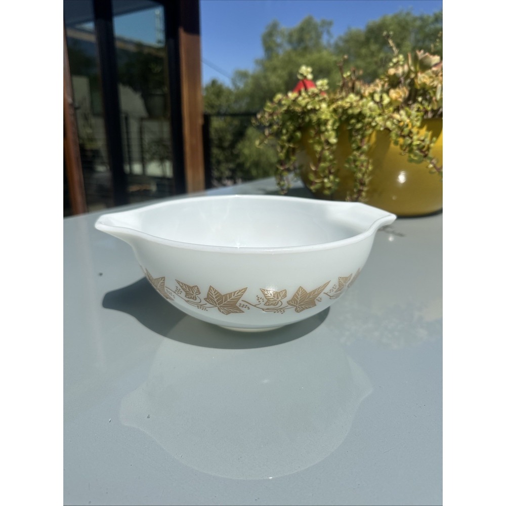 Pyrex Sandalwood Ivy Leaf Cinderella #443 Mixing Bowl 2 1/2 Quart White Tan Nice